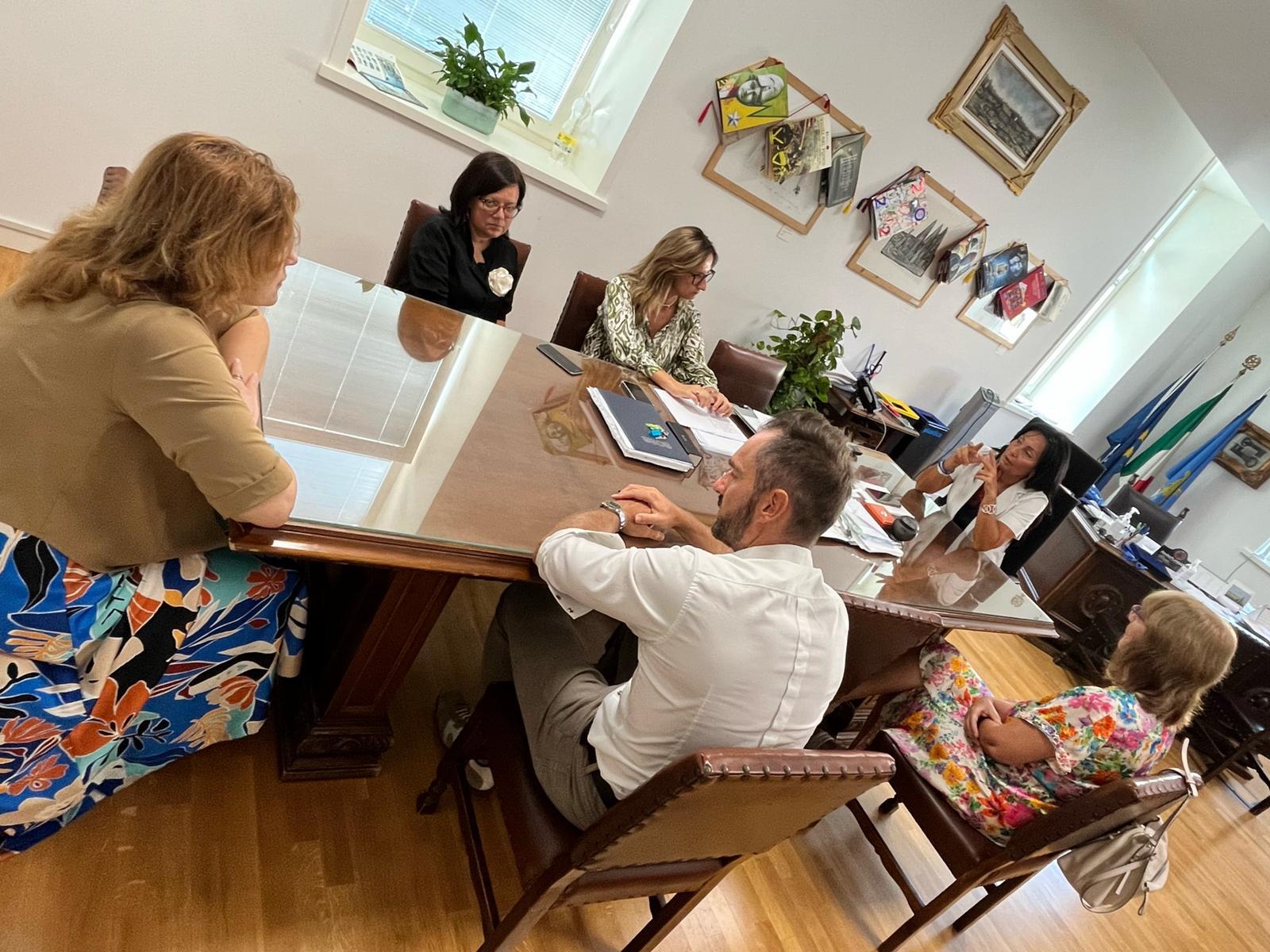 Copertina per Il Comune di Monfalcone incontra i nuovi dirigenti scolastici di Giacich e Randaccio